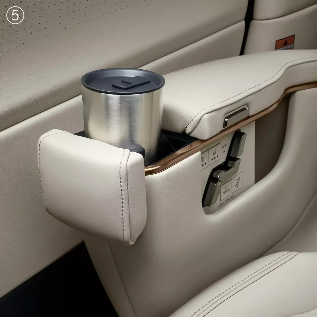 El impresionante Lexus LM estrena una versión de 'acceso' 10 Motor16 2024 Lexus LM Luxury Japon 5 Motor16