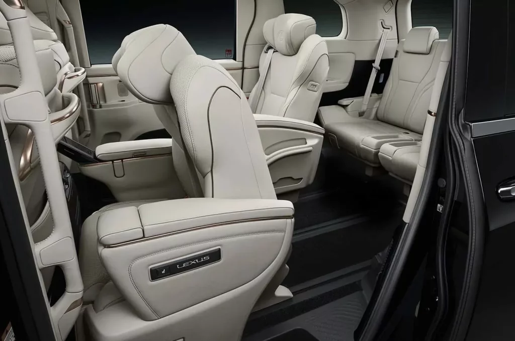 El impresionante Lexus LM estrena una versión de 'acceso' 3 Motor16 2024 Lexus LM Luxury Japón. Imagen tercera fila.
