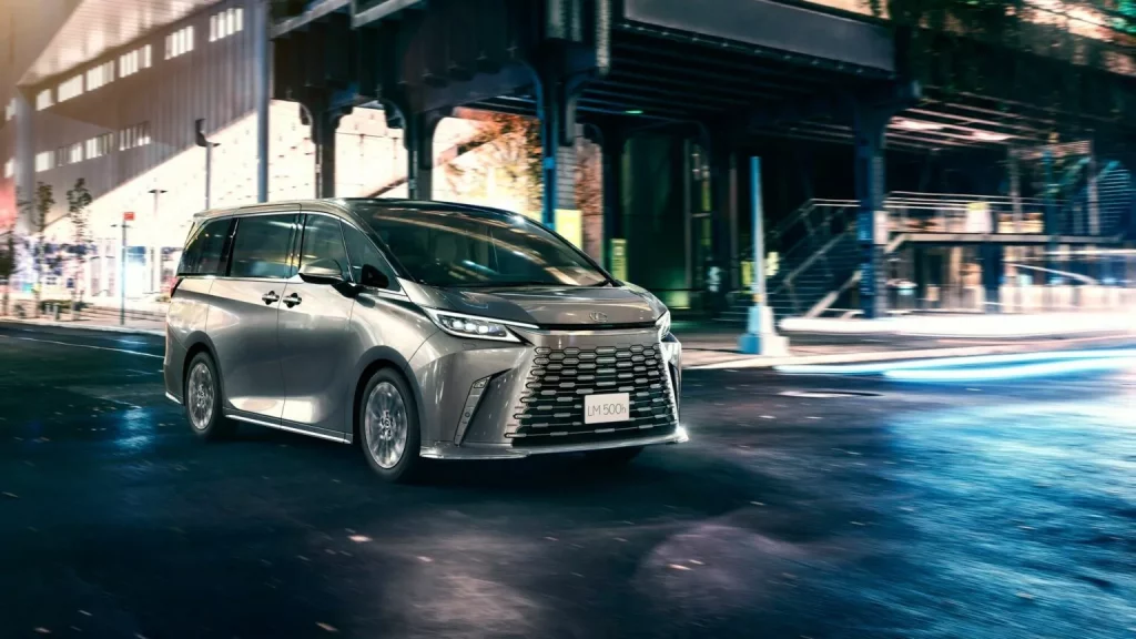 El impresionante Lexus LM estrena una versión de 'acceso' 12 Motor16 2024 Lexus LM Luxury Japon 7 Motor16