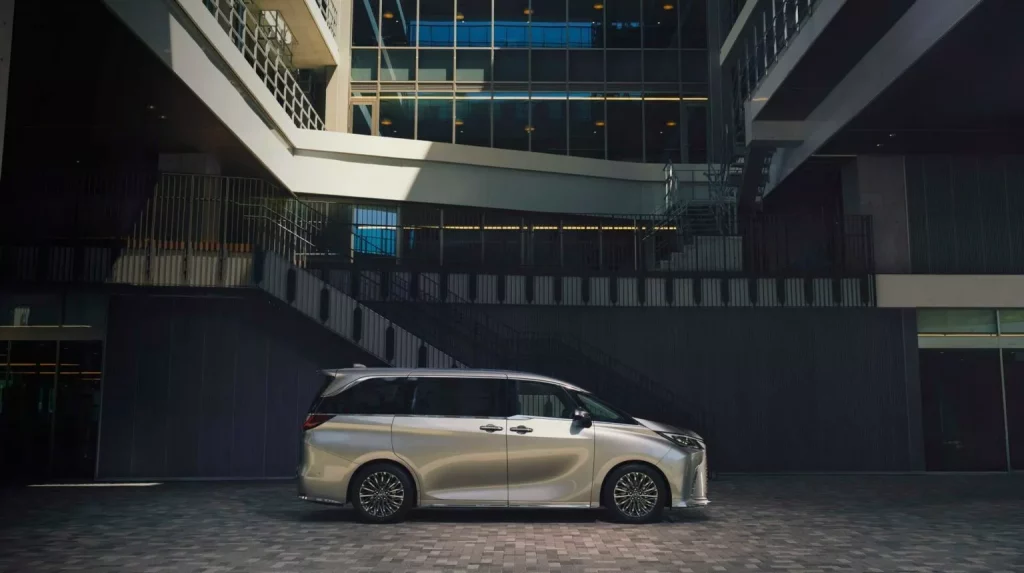 El impresionante Lexus LM estrena una versión de 'acceso' 13 Motor16 2024 Lexus LM Luxury Japon 8 Motor16