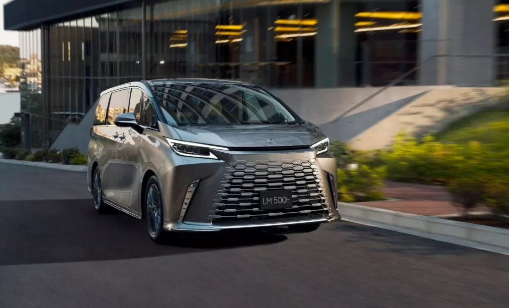 El impresionante Lexus LM estrena una versión de 'acceso' 14 Motor16 2024 Lexus LM Luxury Japon 9 Motor16