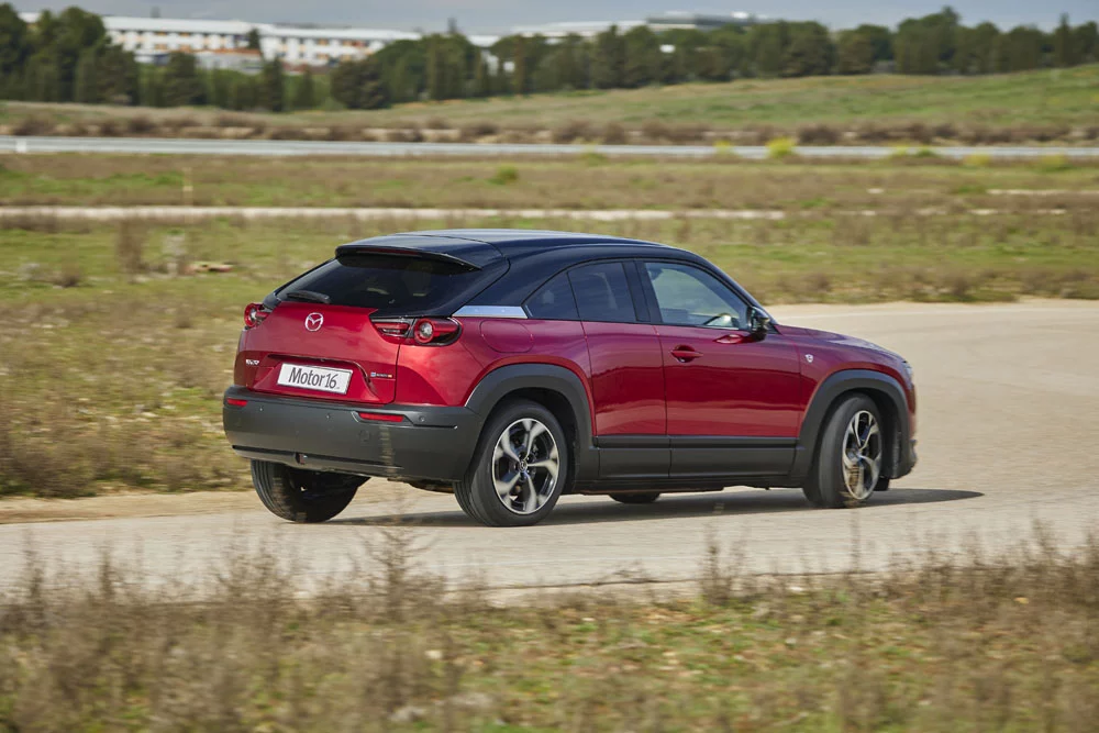 2024 Mazda MX-30 R-EV. Prueba. Imagen curva.