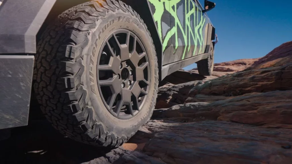 El Tesla Cybertruck estrena mejoras para que no se rían de él los mejores todoterreno 2 Motor16 2024 Tesla Cybertruck off-road. Imagen llanta.