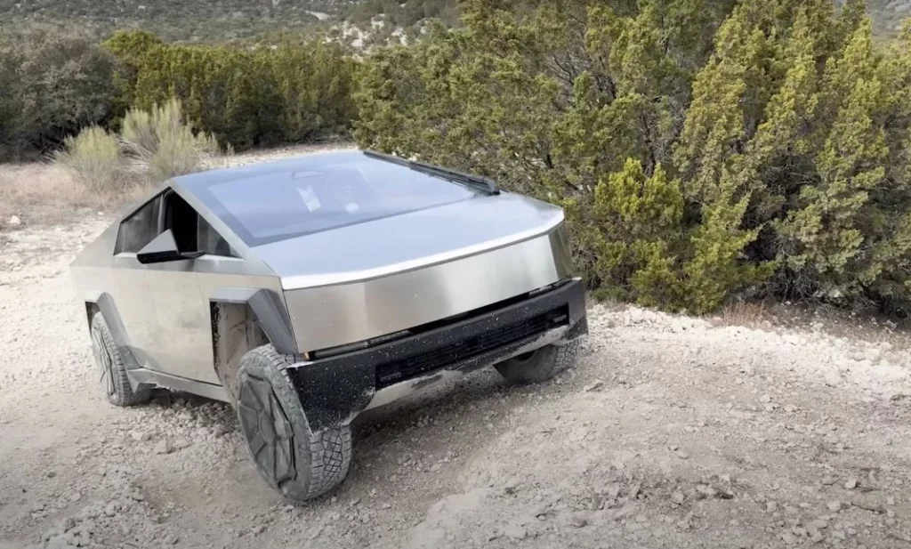 El Tesla Cybertruck estrena mejoras para que no se rían de él los mejores todoterreno 3 Motor16 2024 Tesla Cybertruck off road 1 Motor16