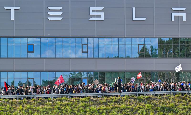 2024 Tesla. Suecia. Fábrica, taller, concesionario. Imagen.