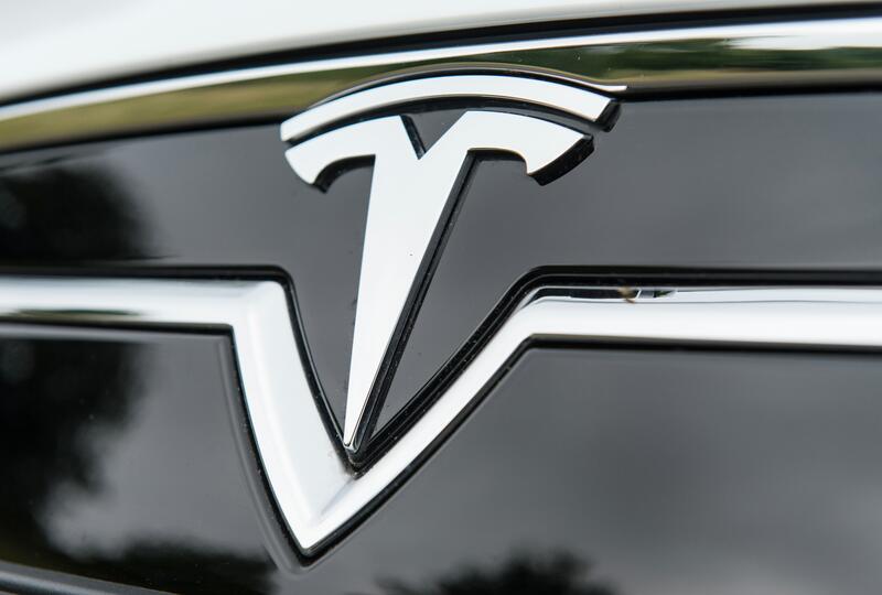 2024 Tesla. Emblema. Imagen.