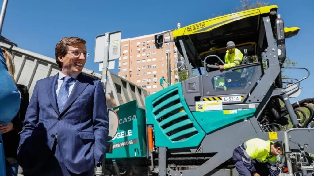 El ‘ingrediente secreto’ que lleva el asfalto que se usa en Madrid 212 Motor16 Almeida Operacion Asfalto 2024 Motor16