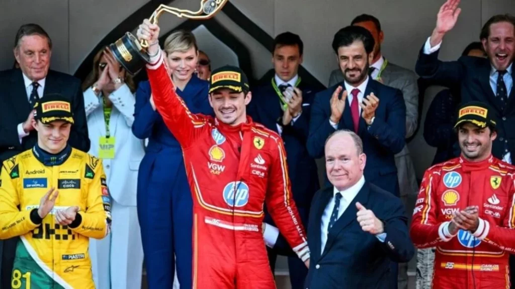 El singular bólido que Charles Leclerc usó para reconocer la pista de Mónaco antes de su victoria 1 Motor16 Una victoria muy celebrada por Charles Leclerc y Ferrari.
