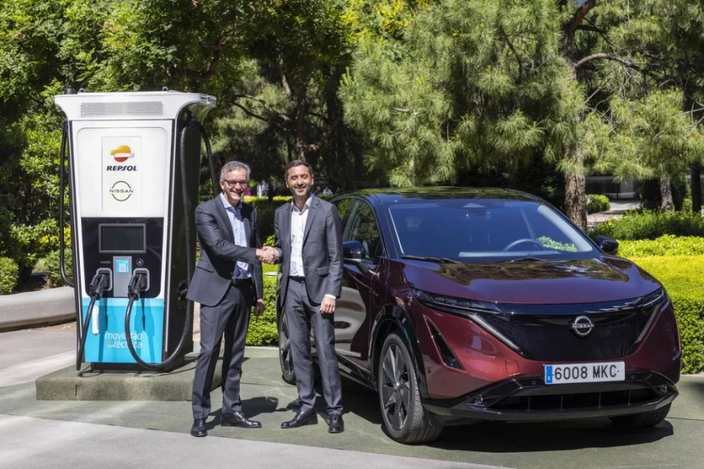 El coche eléctrico con cuya compra te regalan las recargas 2 Motor16 Christian Costaganna y Oivier Fernandez firman un Acuerdo de Nissan REPSOL Motor16