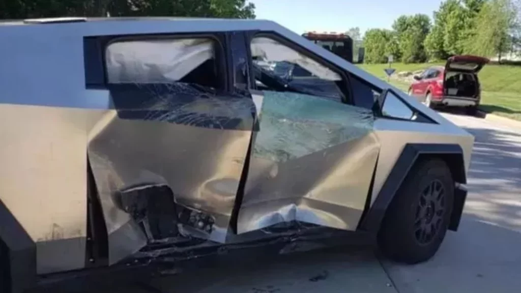Si así ha quedado un Tesla Cybertruck, imagina el pobre Ford Edge que ha impactado contra este tanque eléctrico 1 Motor16 ¿Qué daños sufrió el Tesla Cybertruck?
