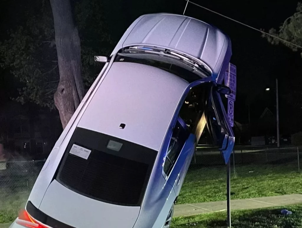 El conductor de este Dodge Charger te da una lección de cómo no debes aparcar tu coche 1 Motor16 ¿Cómo fue que el Dodge Charger terminó en vertical?