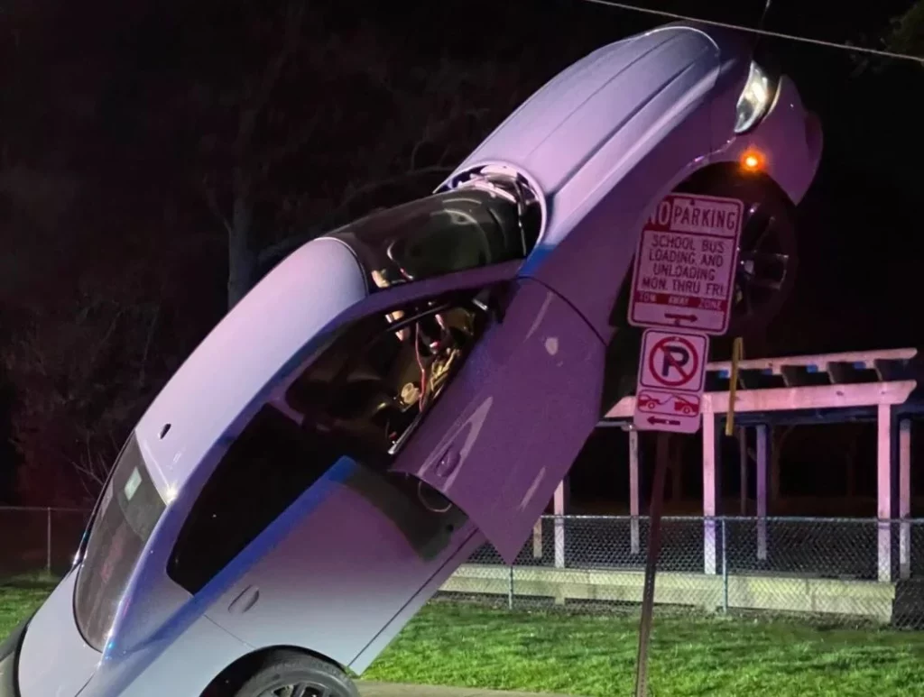 El conductor de este Dodge Charger te da una lección de cómo no debes aparcar tu coche 2 Motor16 ¿Qué consecuencias tendrá la conductora?