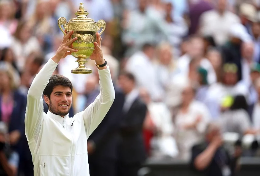 Los coches que estarán en las canchas de Wimbledon 1 Motor16 Carlos Alcaraz con el trofeo de Wimbledon en 2023. Este año, Range Rover será coche oficial del evento.