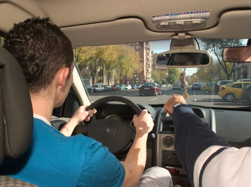 Examen práctico de coche: los fallos que más suspensos provocan entre los alumnos 2 Motor16 Examen Conducir DGT Motor16