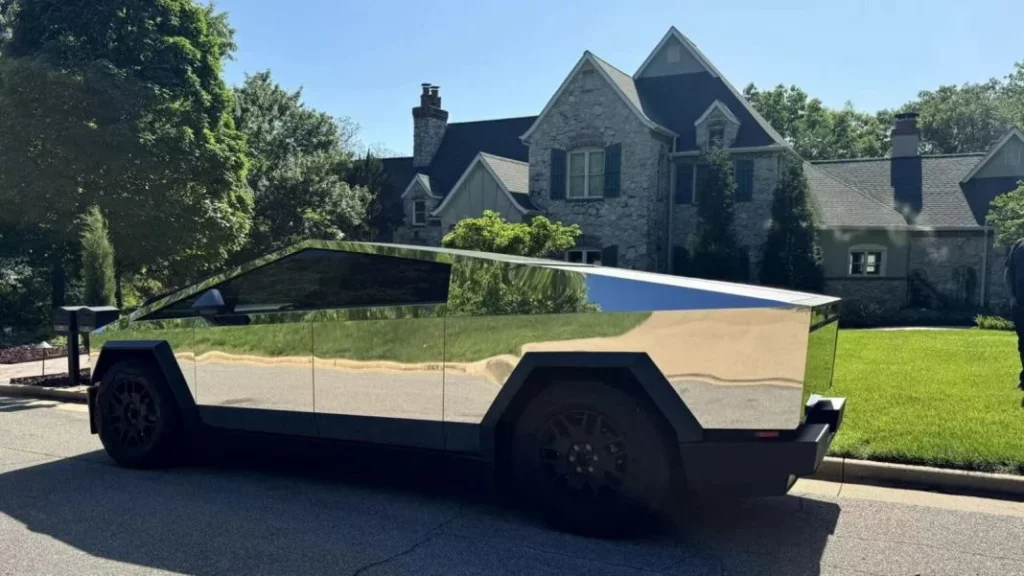 Un Cybertruck que no pasa desapercibido.