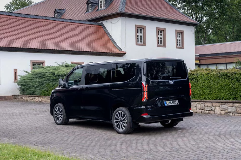 Ford E-Tourneo Custom, ya puedes reservar este 'transporte' eléctrico 2 Motor16 Ford E-Tourneo Custom