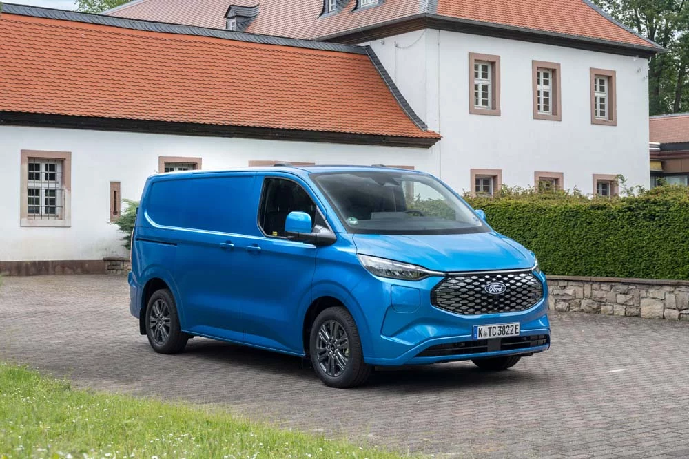Ford E-Tourneo Custom, ya puedes reservar este 'transporte' eléctrico 5 Motor16 Ford E-Transit Custom