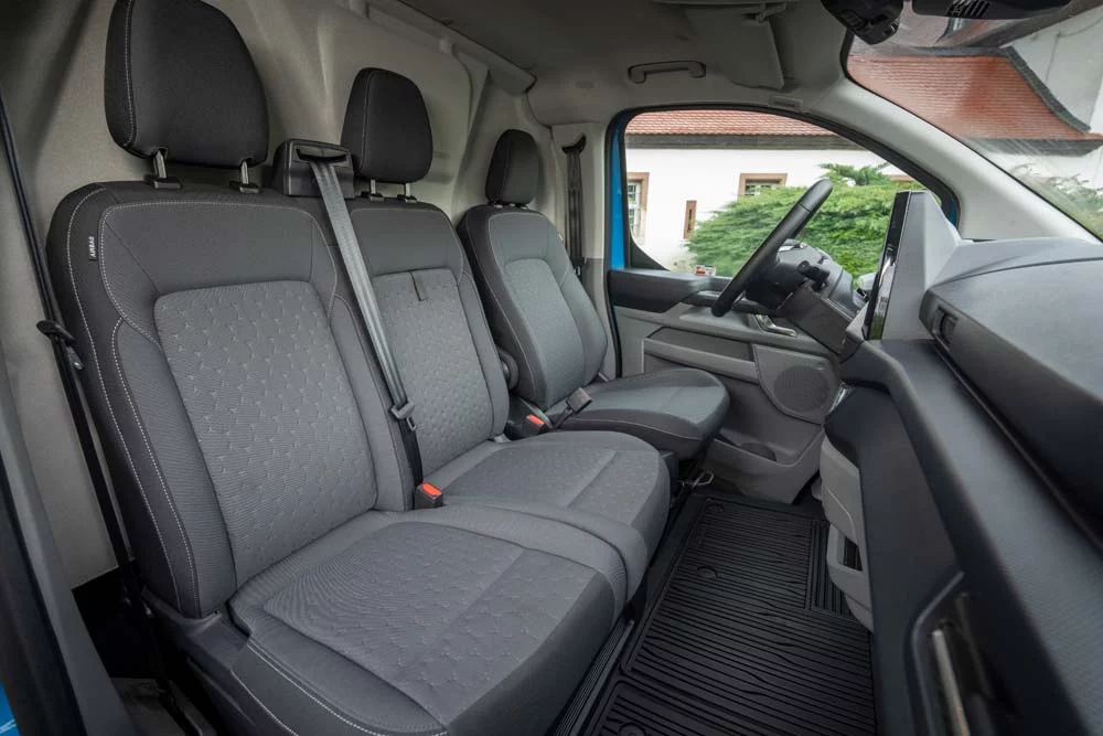 Ford E-Tourneo Custom, ya puedes reservar este 'transporte' eléctrico 6 Motor16 Ford E-Transit Custom