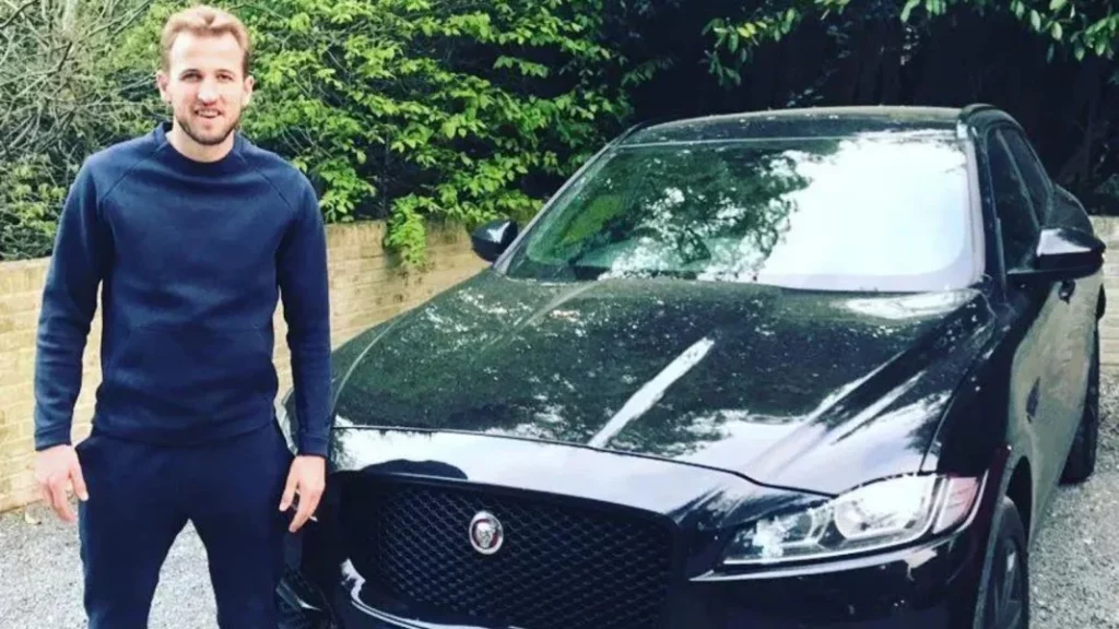 Los coches ‘made in UK’ que conduce Harry Kane, quien tiene en su punto de mira la portería del Real Madrid 1 Motor16 ¿Cuáles son los coches británicos que tiene Harry Kane?