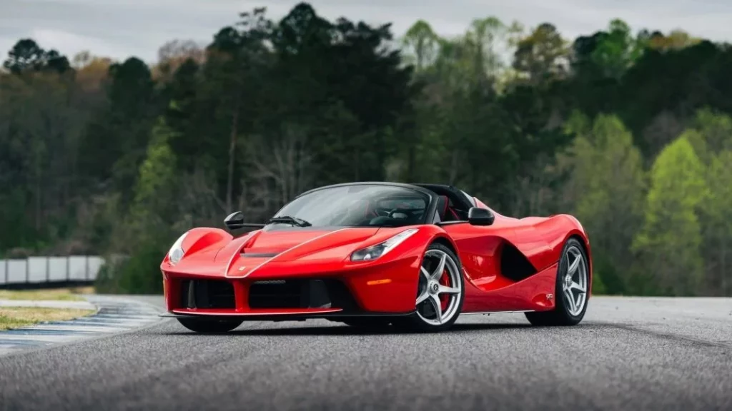 Cuando te picas con el AVE y vas en un Ferrari LaFerrari a 333 km/h 1 Motor16 El precio de la Ferrari LaFerrari es para pocos