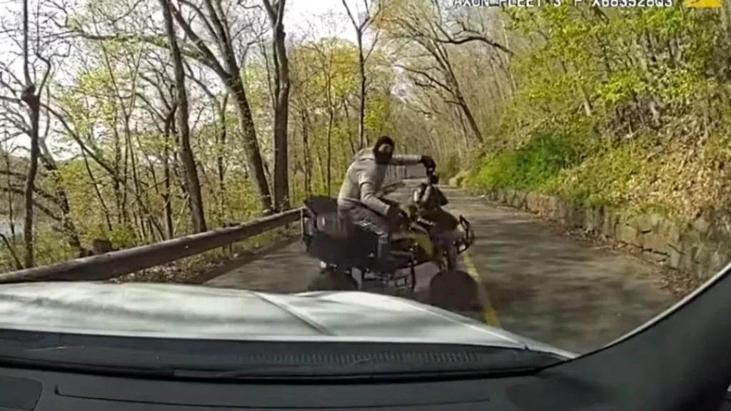 ¿Cómo terminó el conductor del ATV que colisionó contra el patrullero?