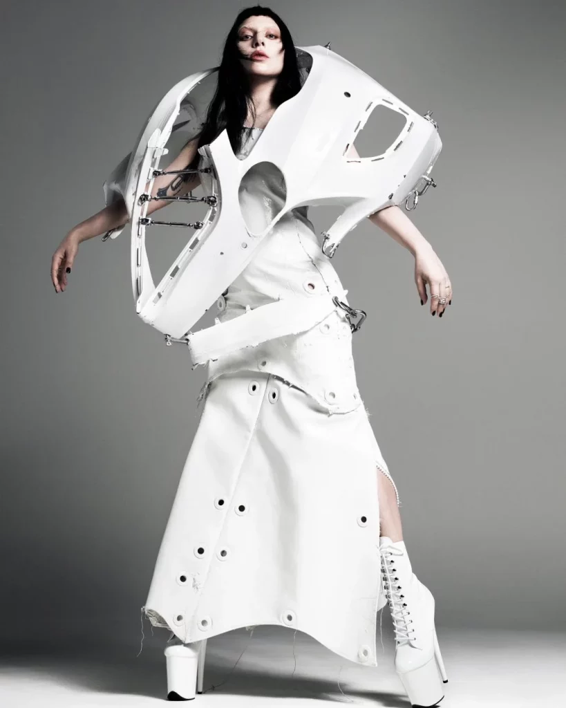 LADY GAGA VESTIDO COCHE3 Motor16