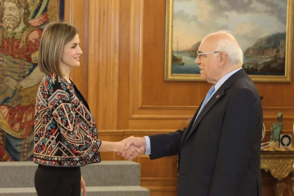 Letizia saluda al presidente de la FAD ignacio Bayon Motor16