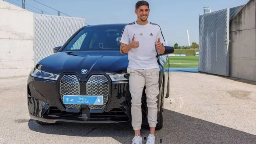 Mercedes, Audi y BMW: Así se compone la colección de coches de Fede Valverde 1 Motor16 El garaje de Fede Valverde repleto de marcas alemanas.