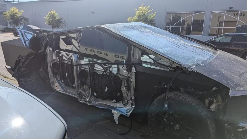 Si Musk no construye un Tesla Cybertruck anfibio se construye. O al menos se intenta 1 Motor16 ¿Cuáles son los daños que le quedaron al Tesla Cybertruck?