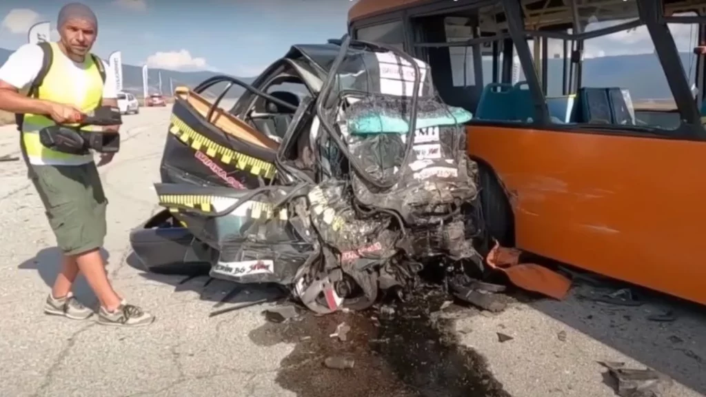 Esto es lo que le pasa a tu Opel si te chocas a 200 km/h con un autobus 1 Motor16 ¿Qué función tuvo esta prueba con el Opel y el autobus?