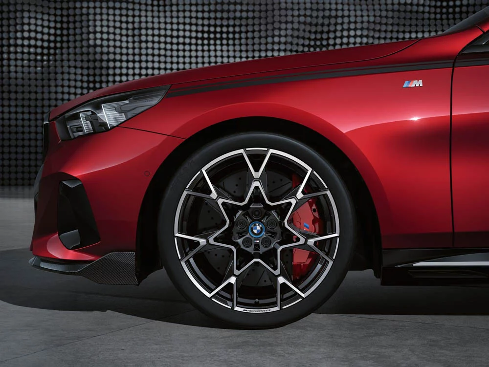 La exclusividad deportiva llega al BMW Serie 5 Touring y al i5 Touring 5 Motor16 BMW M Performance Parts