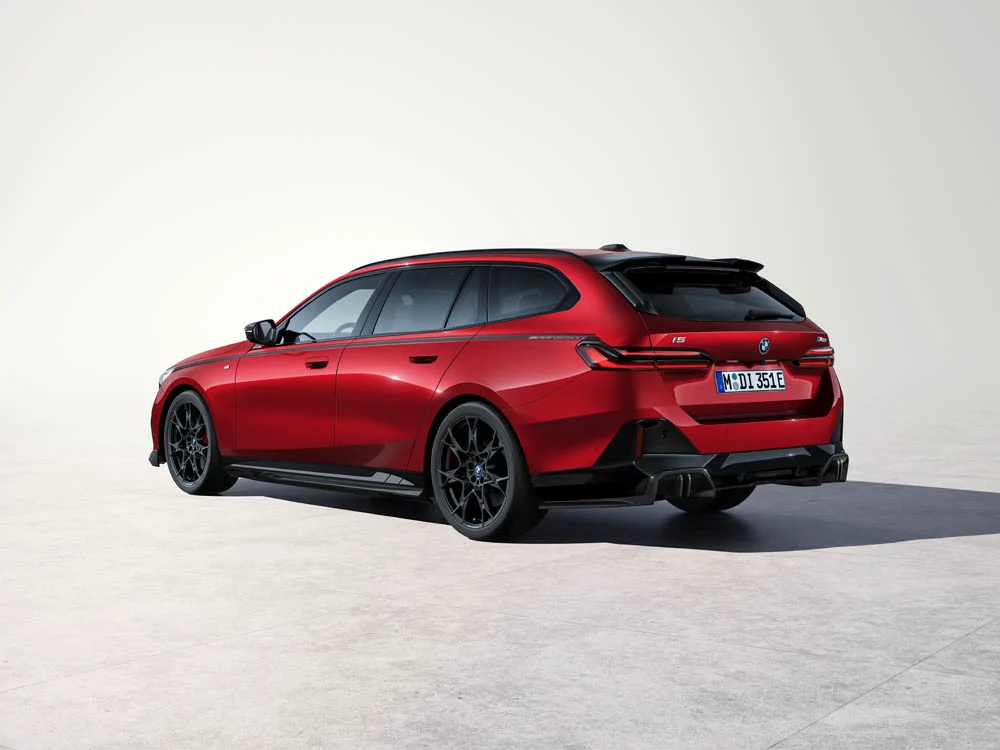 La exclusividad deportiva llega al BMW Serie 5 Touring y al i5 Touring 1 Motor16 BMW M Performance Parts