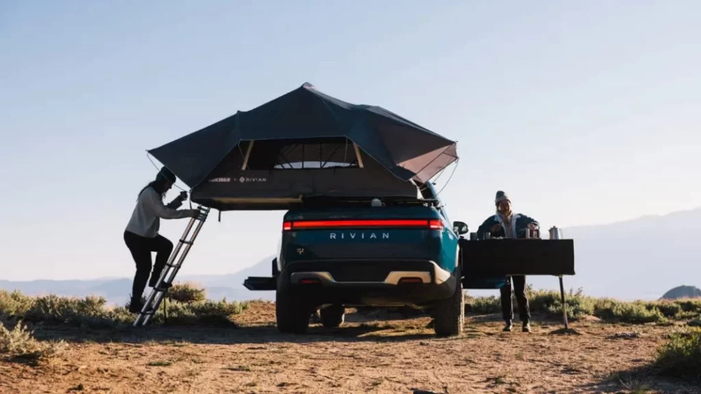 ¿Cómo es el sistema camper del Rivian R1T?