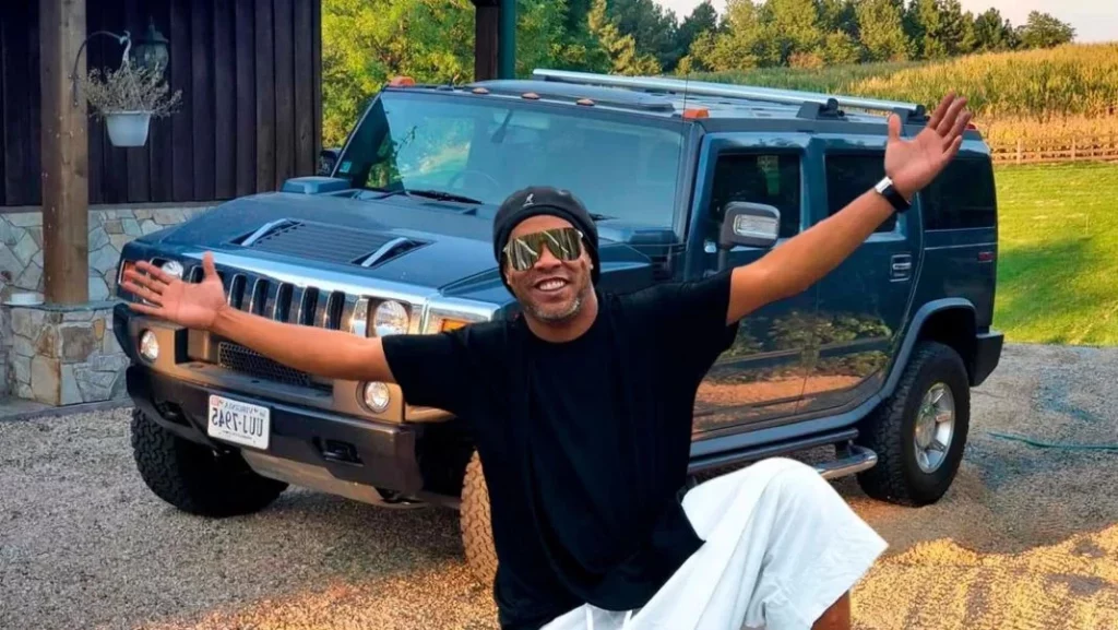 Ronaldinho y un cambio de vida tras salir de prisión: de conducir una Hummer a esto… 1 Motor16 A Ronaldinho siempre le gustaron los coches de lujo