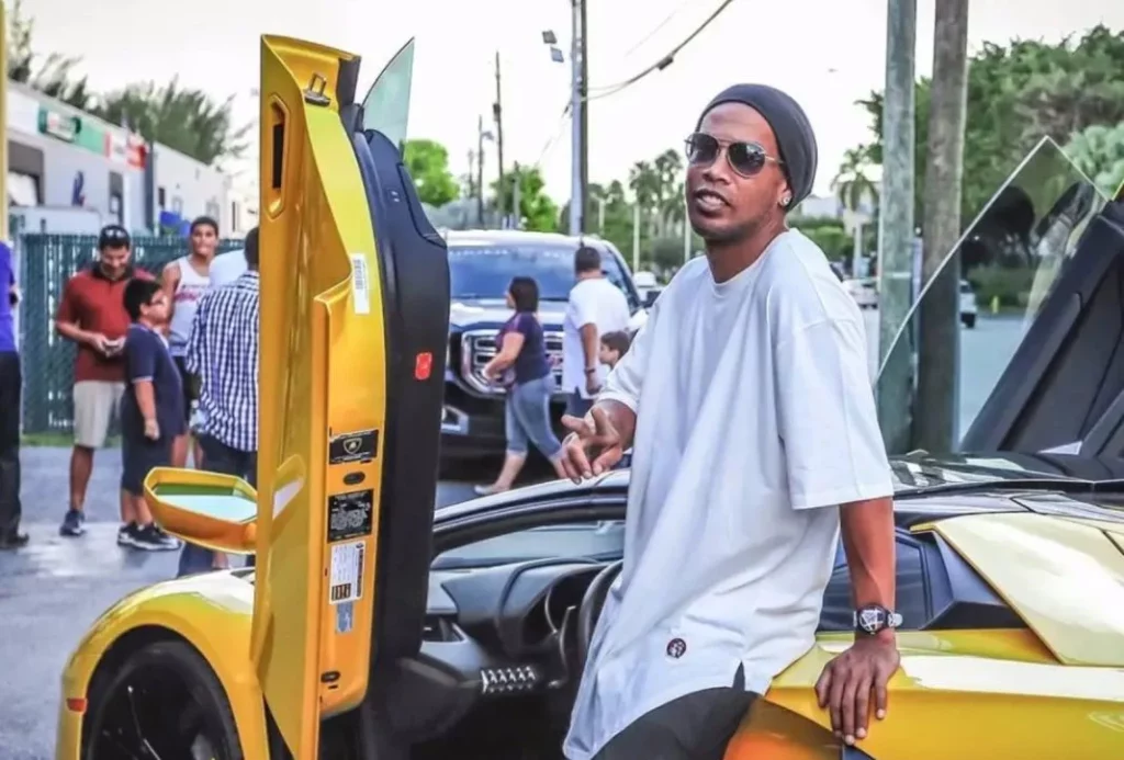 Ronaldinho y un cambio de vida tras salir de prisión: de conducir una Hummer a esto… 2 Motor16 Ronaldinho quiere evitar las imágenes con sus nuevos vehículos