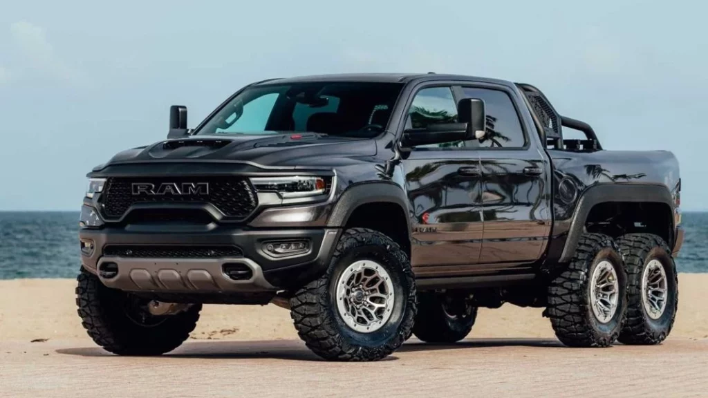 Lo que tu también harías si te aparcan en tu vado y tienes un inmenso pick-up con 6 ruedas en casa 1 Motor16 ¿Qué características tiene este RAM 1500- TRX?