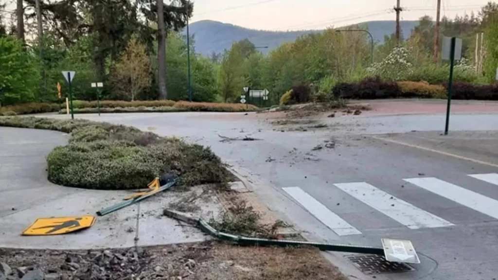 El destrozo que prepara un Tesla Cybertruck cuando se salta una rotonda: Literal 1 Motor16 ¿Cómo hicieron los policías para capturar al dueño del Tesla Cybertruck?