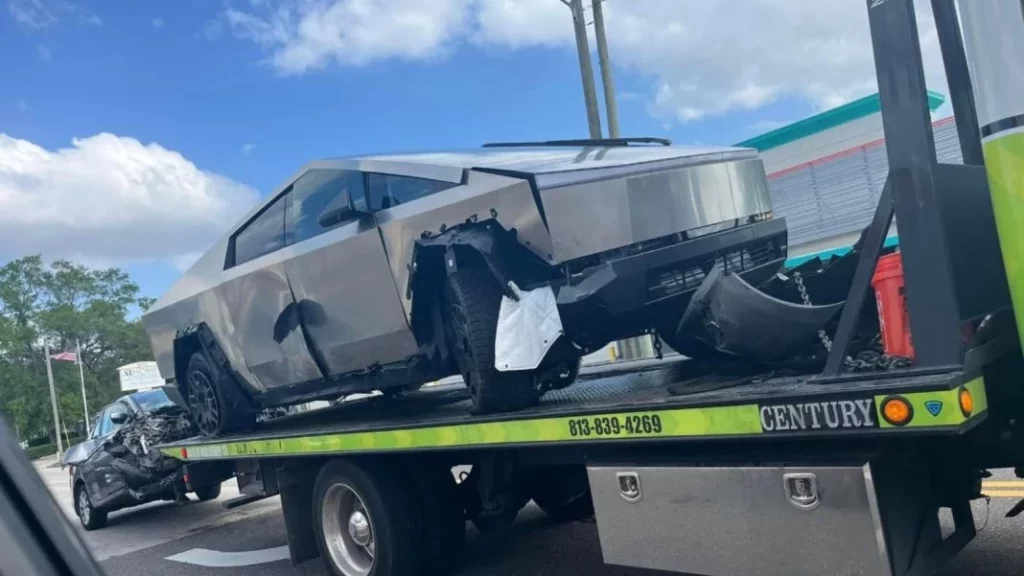 El destrozo que prepara un Tesla Cybertruck cuando se salta una rotonda: Literal 2 Motor16 No dejaron imágenes del Tesla Cybertruck dañado