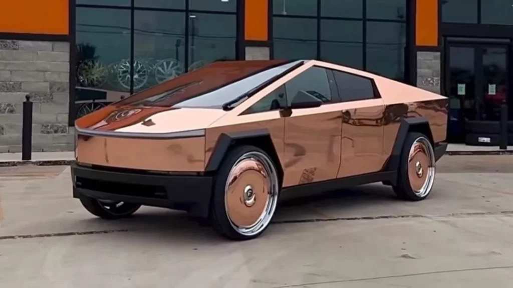 El propietario de un Tesla Cybertruck intervino su diseño con una extraña idea ¿Le gustará a Elon Musk? 1 Motor16 Modificar el Tesla Cybertruck se transforma en una moda.