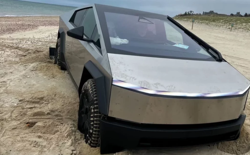 ¿Cómo fue que se quedó atascado el Tesla Cybertruck?