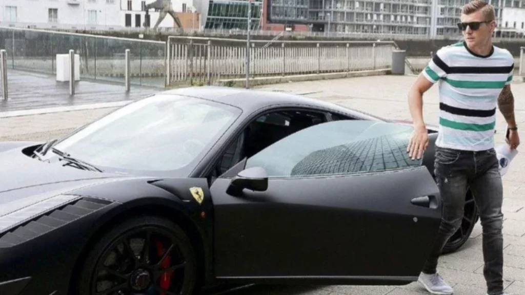 El día que Toni Kroos apareció a un entreno del Real Madrid con un deportivo de 350.000 euros 1 Motor16 ¿Qué características tiene el Ferrari de Toni Kroos?