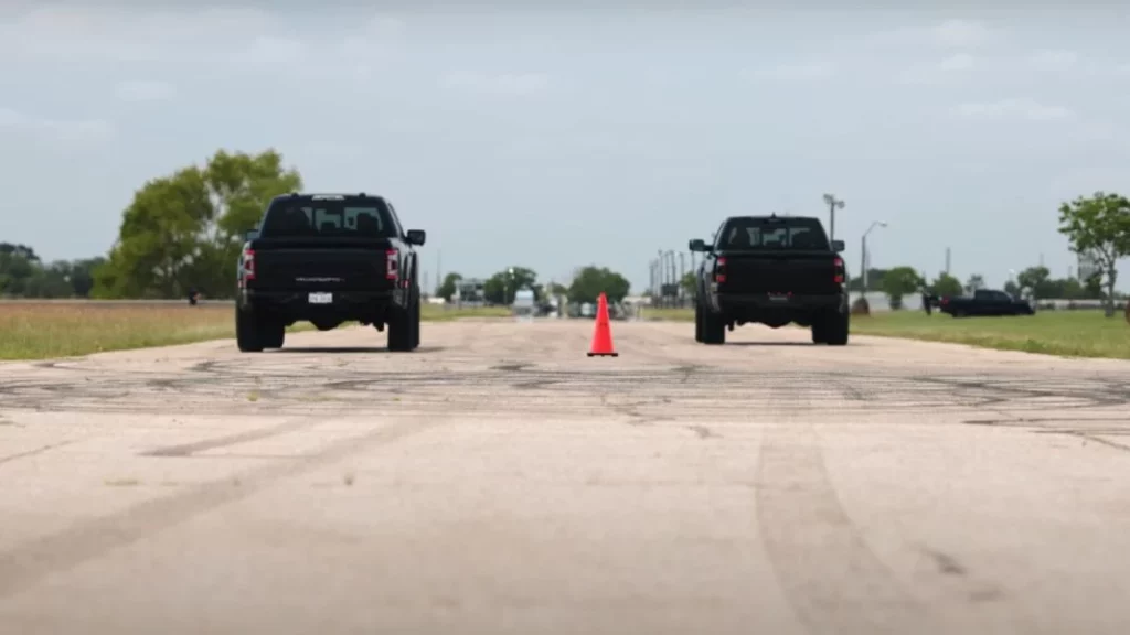 Lo más loco que verás hoy son estos dos pick-up con más de 1.000 CV realizando carreras de aceleración 1 Motor16 Puede haber revancha entre los pick-up y con ambos modificados