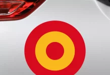 La pegatina redonda con los colores de la bandera de España que ves en muchos coches: ¿Qué significa?