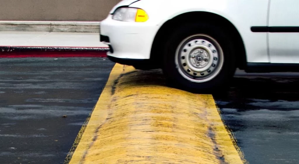 ¿Sabes cómo pasar por un badén sin romper tu coche? Un experto te lo explica 2 Motor16 cruzando un badén