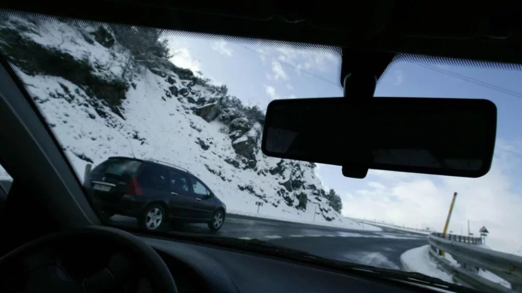 La Guardia Civil de Tráfico avisa a quienes llevan objetos colgados en el retrovisor interior del coche 320 Motor16 coche