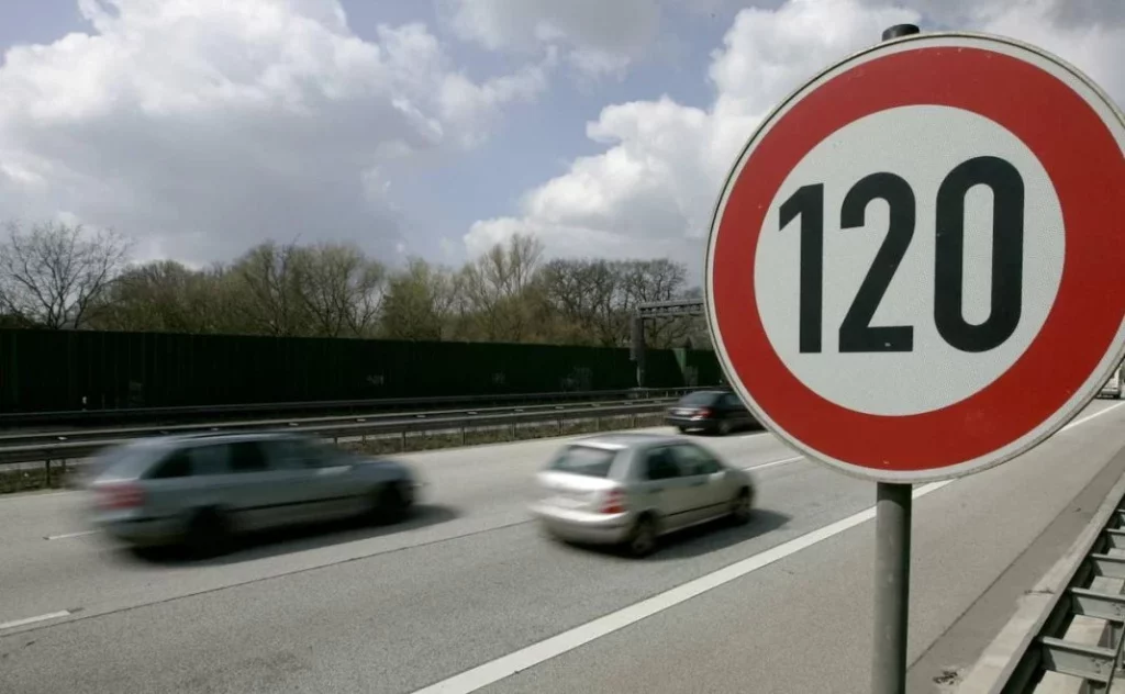 2 nuevas normas de la DGT que te afectan cada vez que adelantas en la carretera 58 Motor16 alertar