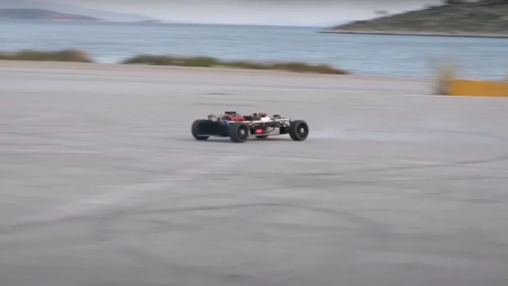 ¿Es un juguete este coche radiocontrol?