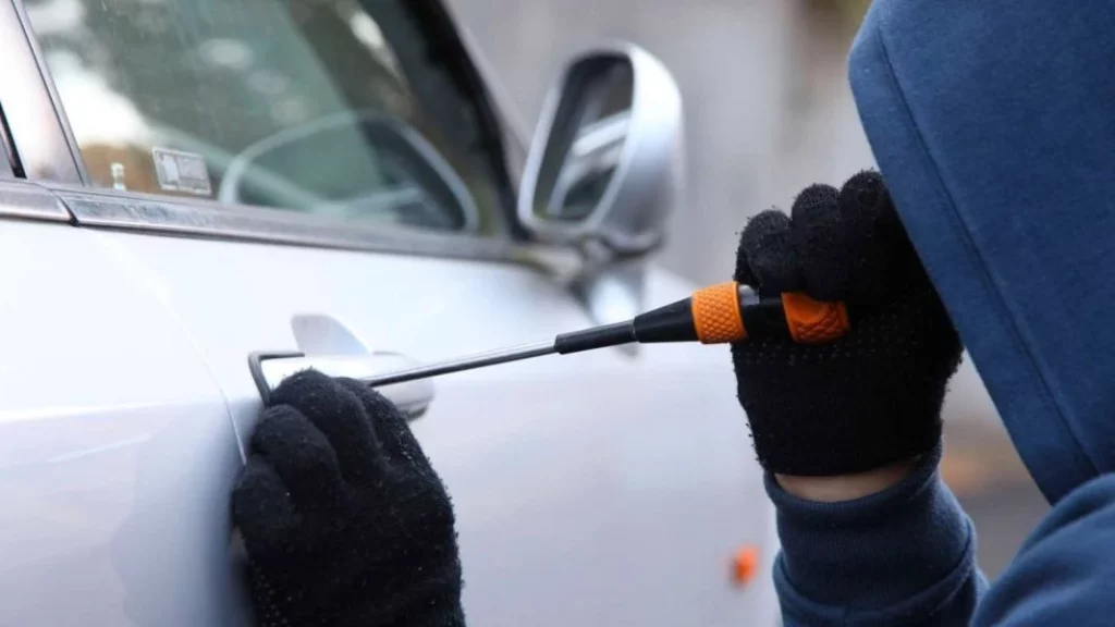 El coche que eligió robar este ladrón no fue la opción ideal para pasar desapercibido.