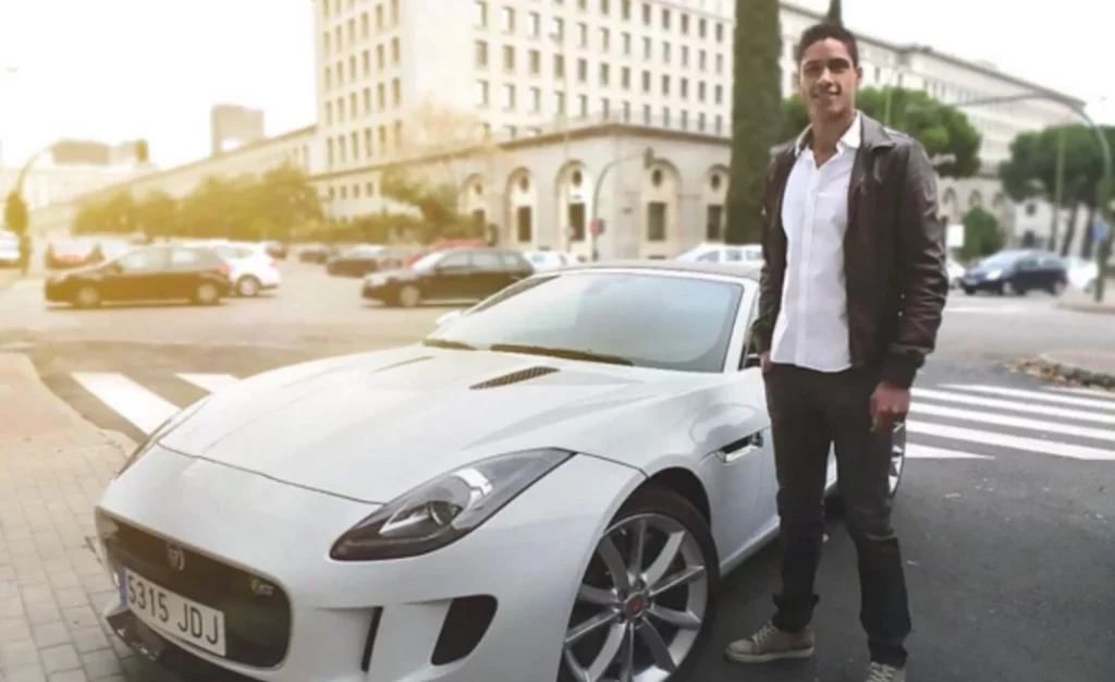 ¿Cuáles son los otros coches que tiene Raphael Varane?