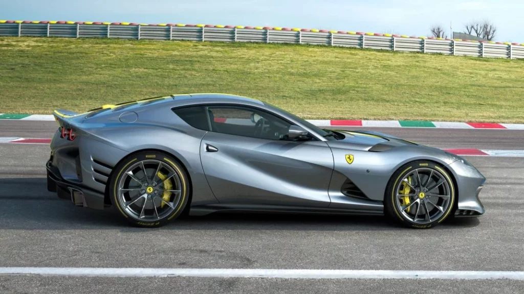 Este es el concesionario al que Carlos Sainz Jr. lleva su Ferrari 812 Competizione a pasar la revisión 1 Motor16 Más detalles del impresionante Ferrari de Carlos Sainz Jr.